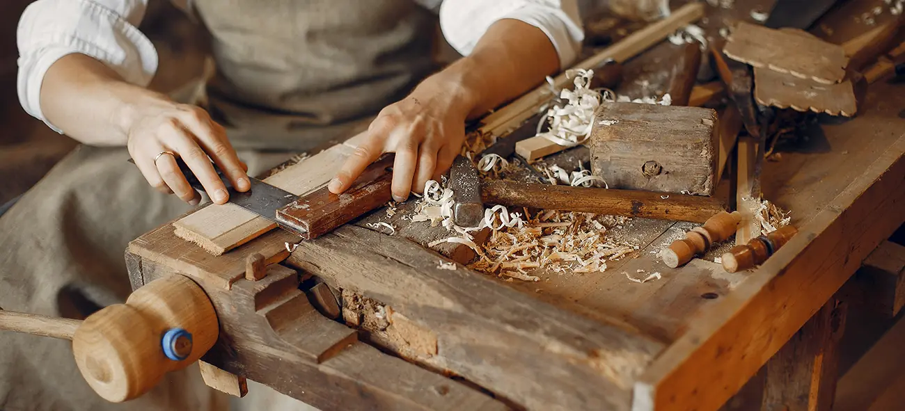 Ebanista ajustando una pieza de madera
